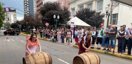 Bento em Vindima encerra na Via del Vino com jogos coloniais e pisa da uva