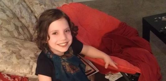 Pais adotam criança e abandonam após descobrir que na verdade tinha 22 anos