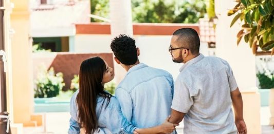 Mulher descobre que ela e o namorado tiveram caso com o mesmo homem