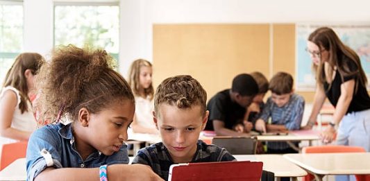 Estudo indica: Crianças que usam computador nas escolas estão emburrecendo