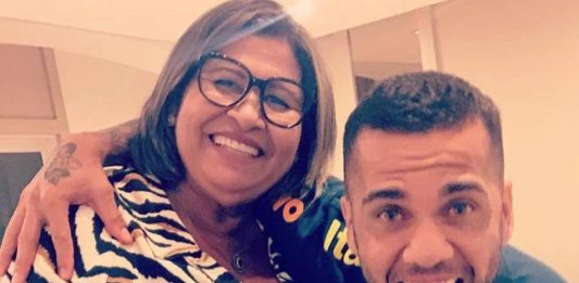 A espanhola que acusa Daniel Alves por estupro vai processar também a mãe do ex-jogador
