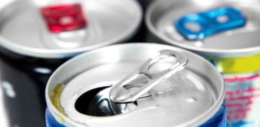 Associação entre bebidas energéticas traz riscos à saúde mental, diz estudos