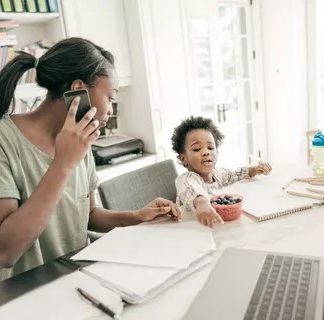 Estudo revela que 71% das brasileiras consideram difícil cuidar de casa, filhos e trabalho