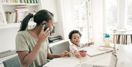 Estudo revela que 71% das brasileiras consideram difícil cuidar de casa, filhos e trabalho