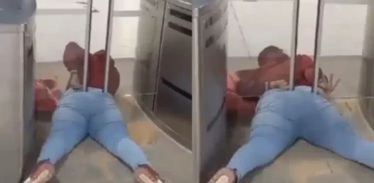 Mulher fica presa em catraca ao tentar passar sem pagar
