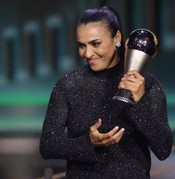 Marta foi homenageada na cerimônia do Fifa The Best, em Londres — Foto: Adrian DENNIS / AFP