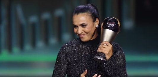 Marta foi homenageada na cerimônia do Fifa The Best, em Londres — Foto: Adrian DENNIS / AFP