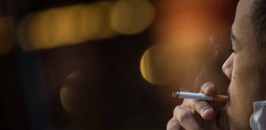 Ex-fumantes têm danos prolongados no sistema imunológico, mostram estudos