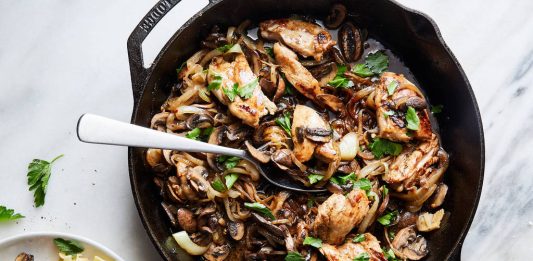 Frango com cogumelos e cebola caramelizada. Refeição estilizada por Monica Pierini - Linda Xiao/The New York Times