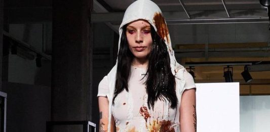 Modelo se apresenta na passarela do desfile da Avavav durante a Semana de Moda de Milão - @milanfashionweek/Instagram