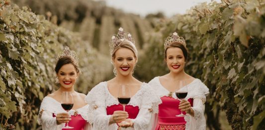 Imagem: A rainha Paula Bebber e as princesas Bruna Marini e Caroline Foss Lovison/Crédito Eriel-Giotti Scaled