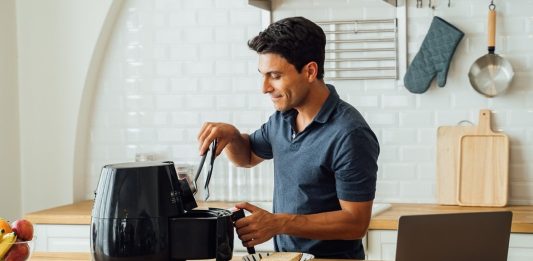 Veja os erros que você comete ao usar a air fryer