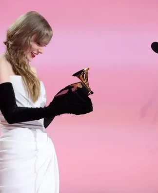 Taylor Swift se torna a única artista a vencer quatro vezes o Grammy de álbum do ano — Foto: Mike Blake/Reuters