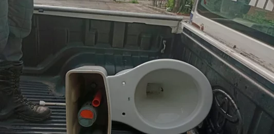 Homem é filmado furtando vaso sanitário em estação do BRT no Rio