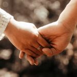 Dar as mãos faz bem para pressão e alivia o cérebro, mostra estudo