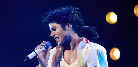 Primeira imagem da biografia de Michael Jackson impressiona