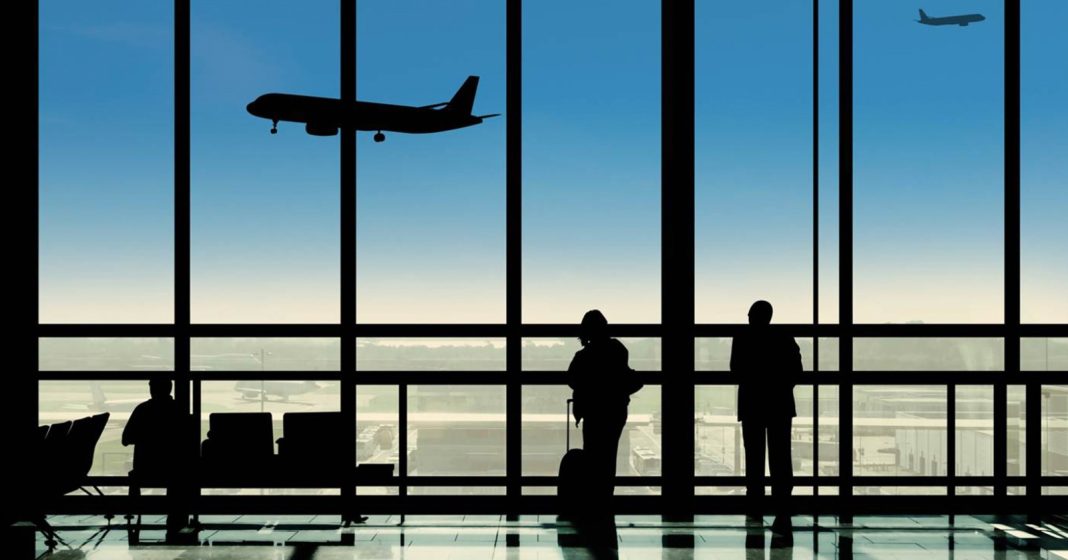 Companhia aérea pesa passageiros no portão de embarque