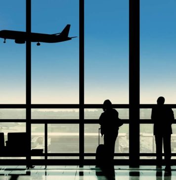 Companhia aérea pesa passageiros no portão de embarque