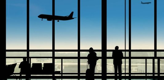 Companhia aérea pesa passageiros no portão de embarque