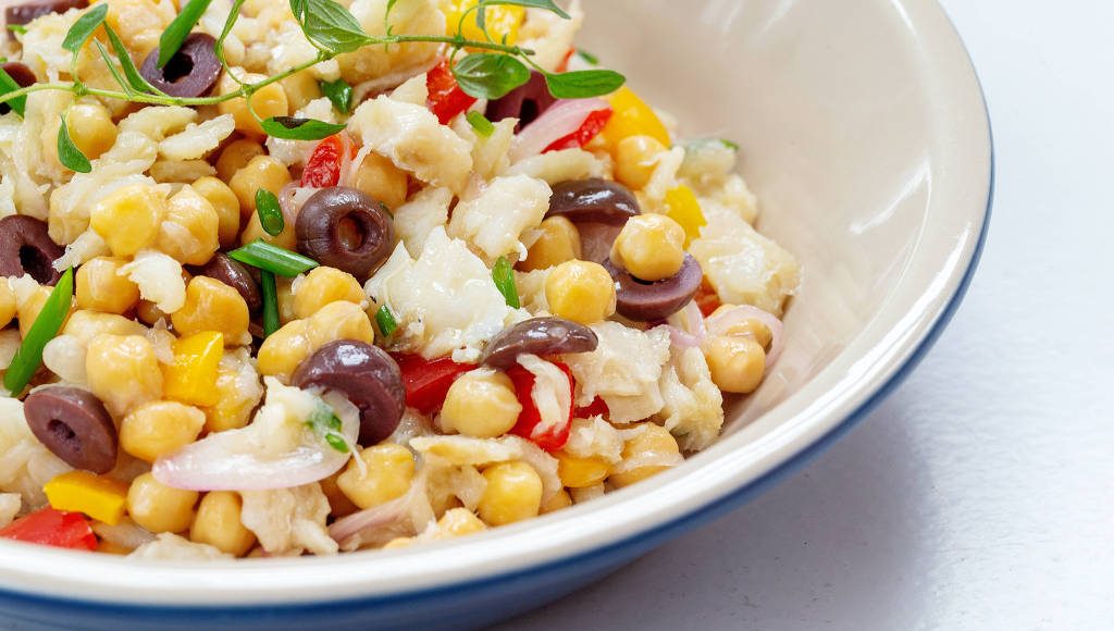 Imagem: 
Salada bacalhau com grão-de-bico/Divulgação