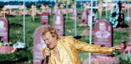 Rod Stewart durante show no Brasil em 2023 — Foto: Rogener Pavinski/g1