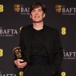 Cillian Murphy segura o prêmio de melhor ator por sua atuação em 'Oppenheimer' no Bafta 2024 — Foto: Hollie Adams/Reuters