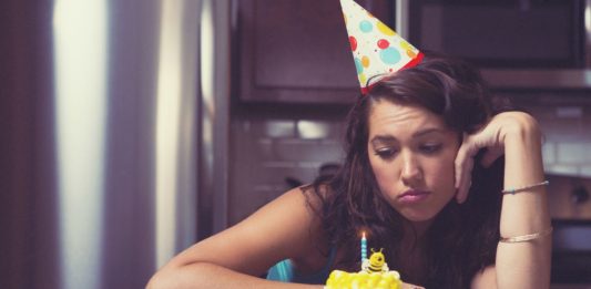 É comum se sentir mais triste no dia do aniversário? Entenda