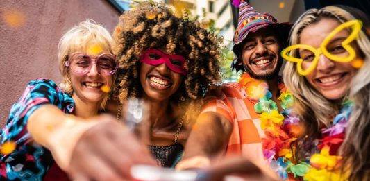 Carnaval: dicas de como se alimentar e ficar bem nas 4 noites de folia