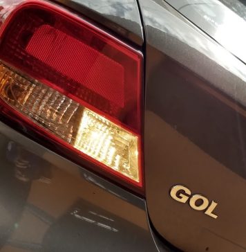Por que alguns carros têm só uma luz de ré?