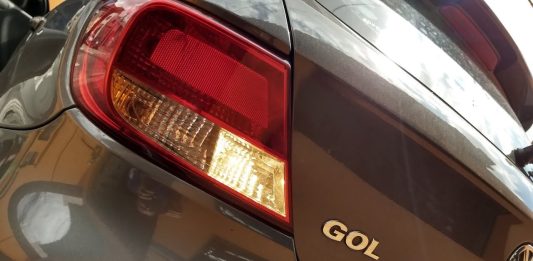 Por que alguns carros têm só uma luz de ré?