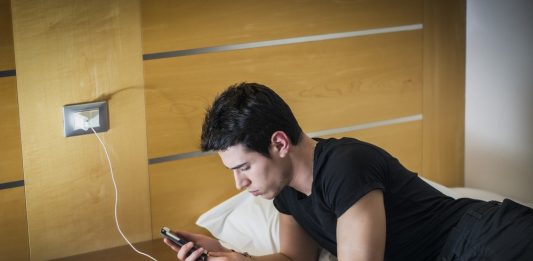 Há risco em deixar o celular carregando a noite toda?