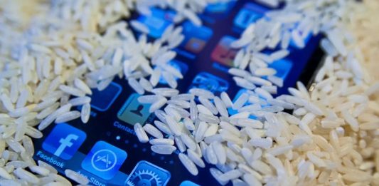 A Apple tem péssimas notícias: colocar o celular molhado no arroz não é bom