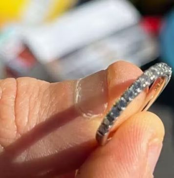 Coletores acham aliança de diamante no meio do lixo e devolvem à dona