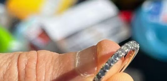 Coletores acham aliança de diamante no meio do lixo e devolvem à dona