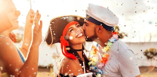 Doença do beijo: o que é e como se proteger no Carnaval