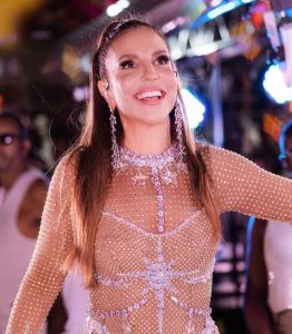 Ivete Sangalo comanda o Bloco Coruja no Carnaval de Salvador com a alegria de ver a música 'Macetando' (2023) no topo da parada brasileira — Foto: Rafa Mattei / Divulgação