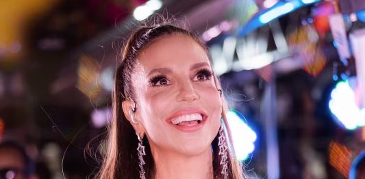 Ivete Sangalo comanda o Bloco Coruja no Carnaval de Salvador com a alegria de ver a música 'Macetando' (2023) no topo da parada brasileira — Foto: Rafa Mattei / Divulgação