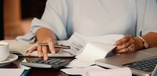 Dificuldades financeiras? Especialistas dão dicas para fazer o salário durar!