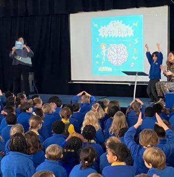 O brasileiro de 8 anos que dá palestras em Londres sobre autismo e TDAH