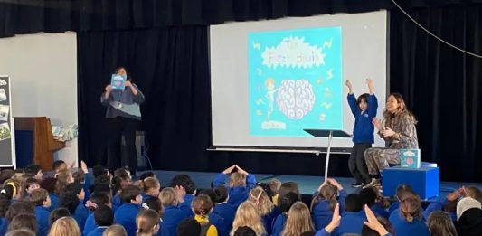 O brasileiro de 8 anos que dá palestras em Londres sobre autismo e TDAH