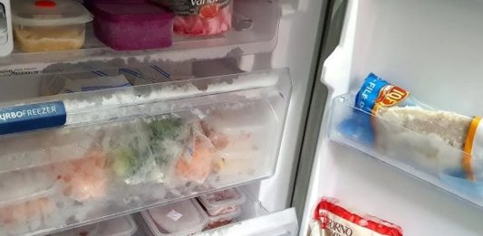 Limpando essa parte da geladeira você vai conseguir reduzir a conta de energia