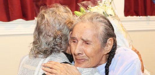 Gêmeas de 90 anos se reencontram após 81 anos separadas graças a teste de DNA Gêmeas de 90 anos se reencontram após 81 anos separadas graças a teste de DNA