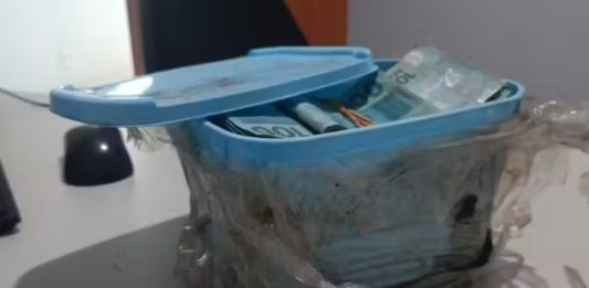 Homem encontra R$ 60 mil no quintal e devolve para a polícia: “O dinheiro não é meu”