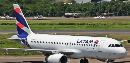 Justiça obriga Latam a levar cão de 12 kg na cabine do avião após recusar embarque do animal