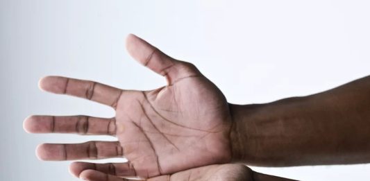 Conheça os 4 sinais reveladores nas mãos que podem indicar se você tem diabetes