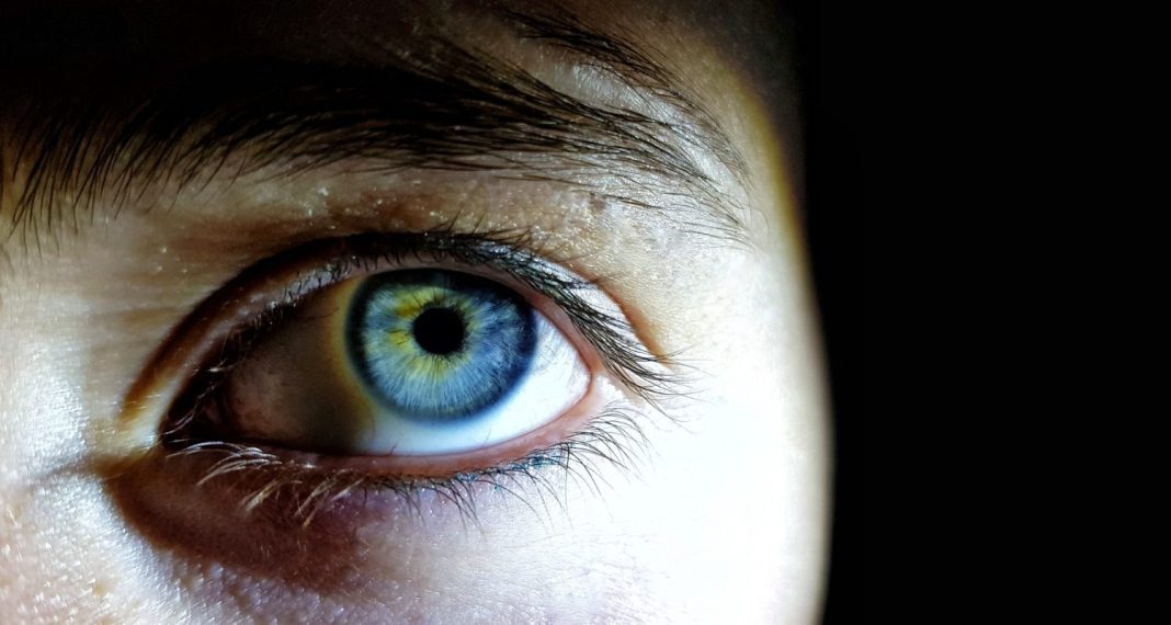 Olhos azuis são mais eficientes para ver no escuro, diz estudo