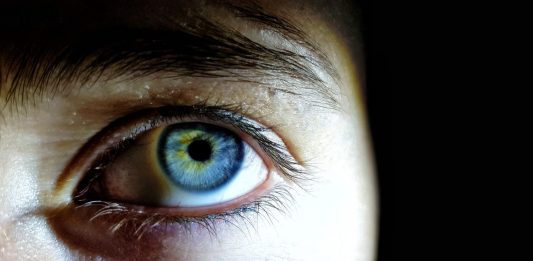 Olhos azuis são mais eficientes para ver no escuro, diz estudo