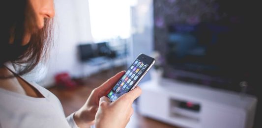 Mulher manda mensagem para o celular do pai falecido e recebe resposta