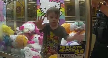 Menino de 3 anos fica preso dentro de máquina de pelúcia