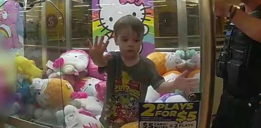 Menino de 3 anos fica preso dentro de máquina de pelúcia